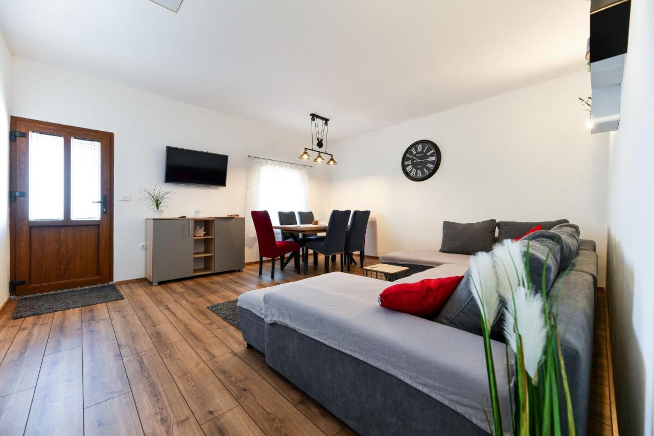 Holiday Home Skevini Dvori 스타리그라드 파클레니차 외부 사진